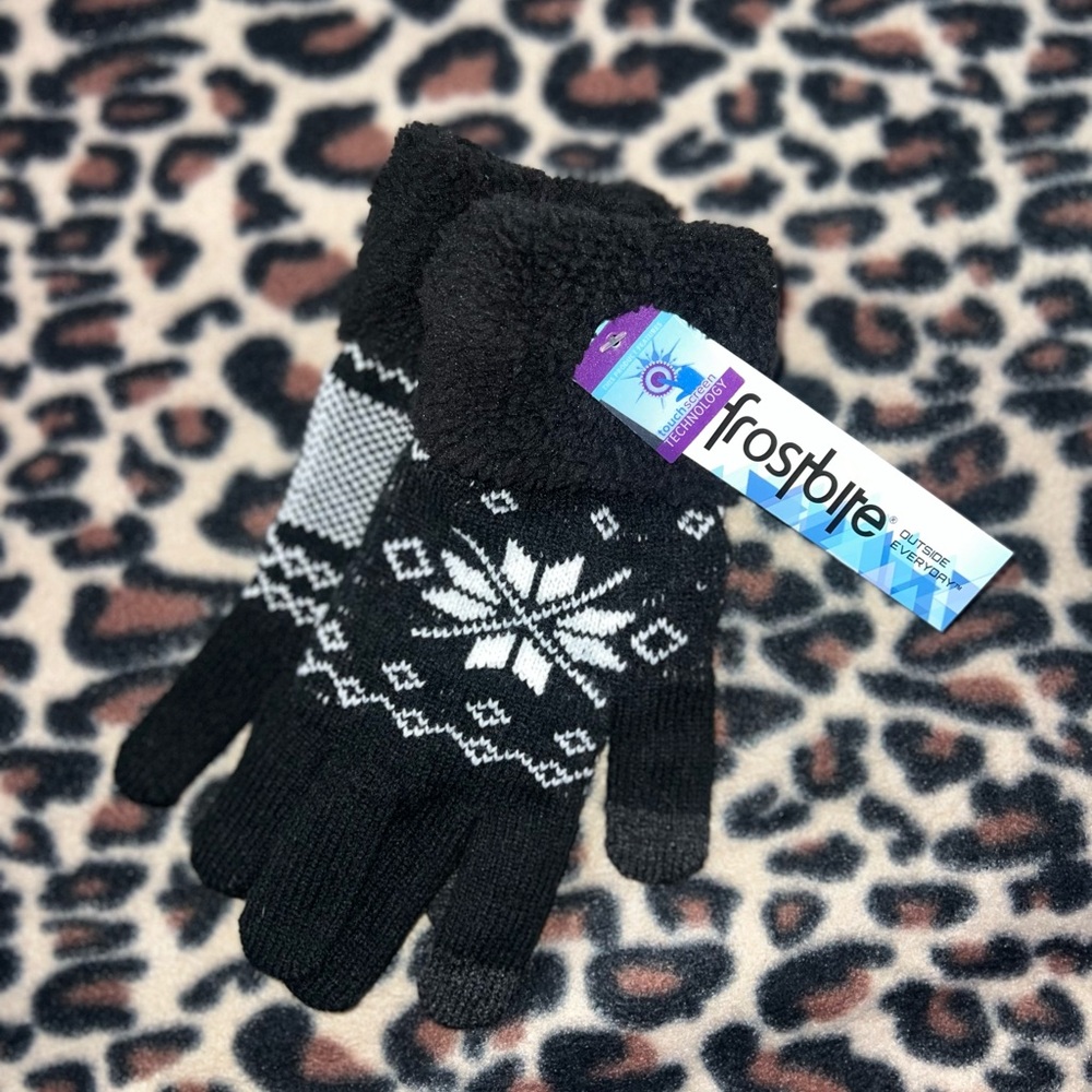 Black & White Winter fluffy gloves NWT
🖤🤍